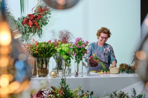 bloemen in een vaas zetten de kunst van bloemschikken.jpg