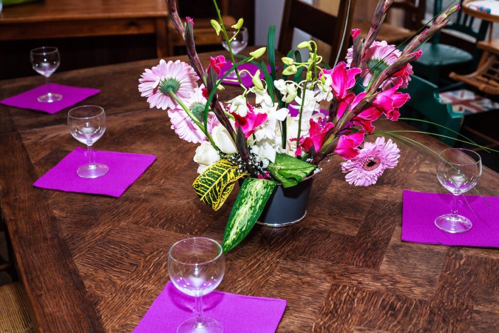 bloemen op tafel zomerfeest