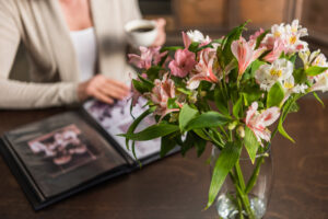 Zomerbloemen voor binnen op tafel decoratie